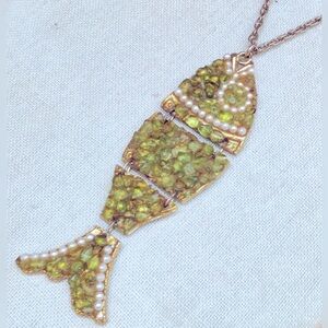 Vintage Necklace Articulated Fish Peridot chips, faux pearls, 4” goldtone chain